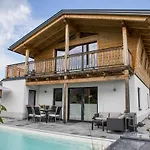 Mit Pool Und Bergblick In *