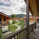 Mit Pool Und Bergblick In *