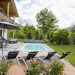 בית נופש Mit Pool Und Bergblick In *
