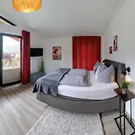Mit Pool Und Bergblick In בית נופש *