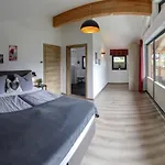 Mit Pool Und Bergblick In בית נופש *