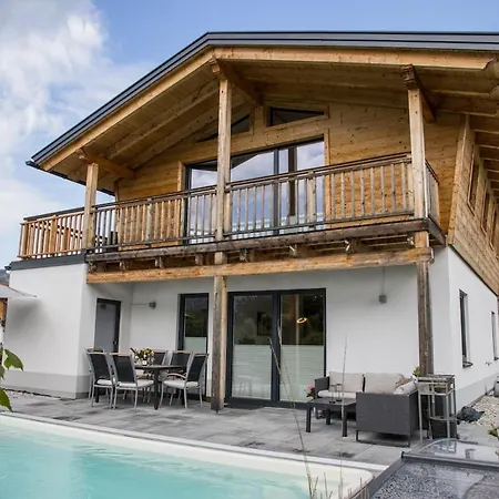 Mit Pool Und Bergblick In *