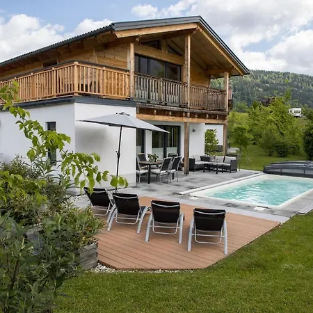 Mit Pool Und Bergblick In *