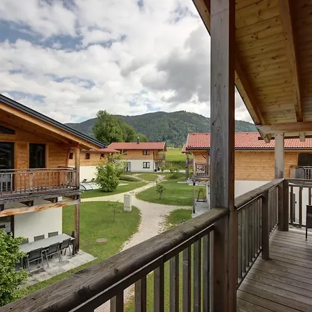 Mit Pool Und Bergblick In *