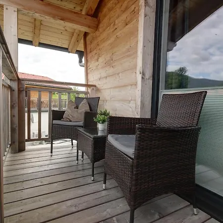 Mit Pool Und Bergblick In