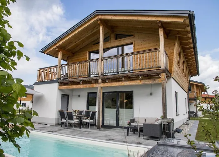 Mit Pool Und Bergblick In *