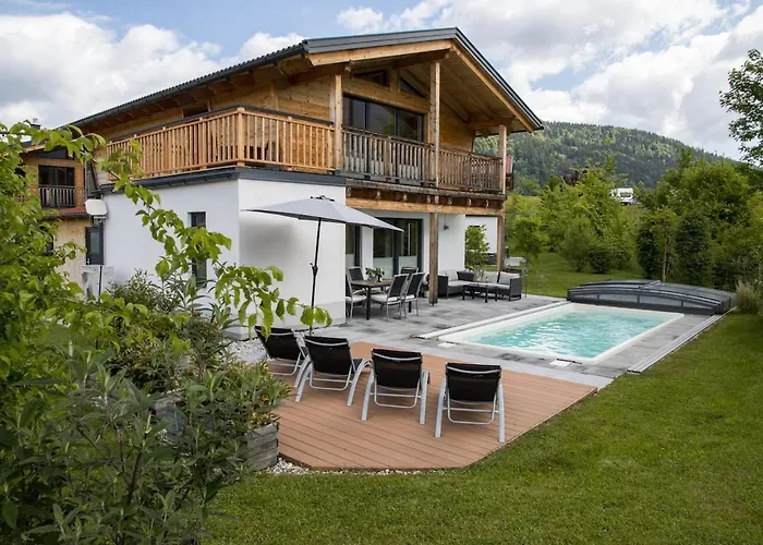 Mit Pool Und Bergblick In *