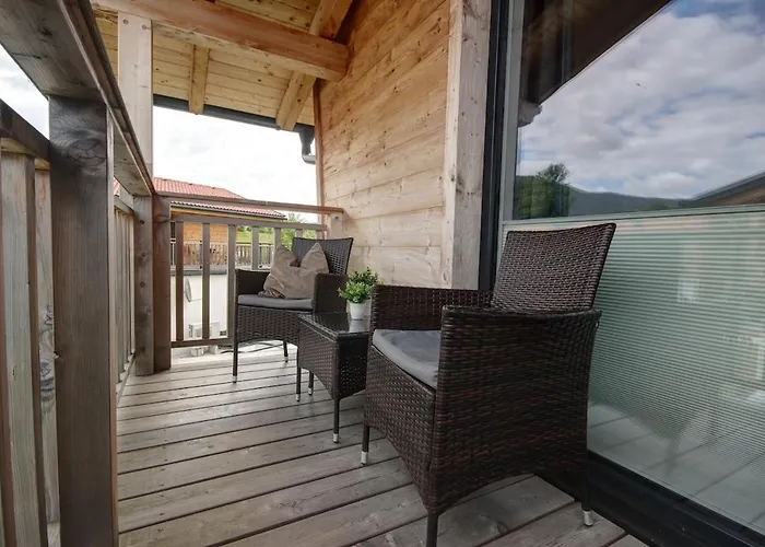 Mit Pool Und Bergblick In