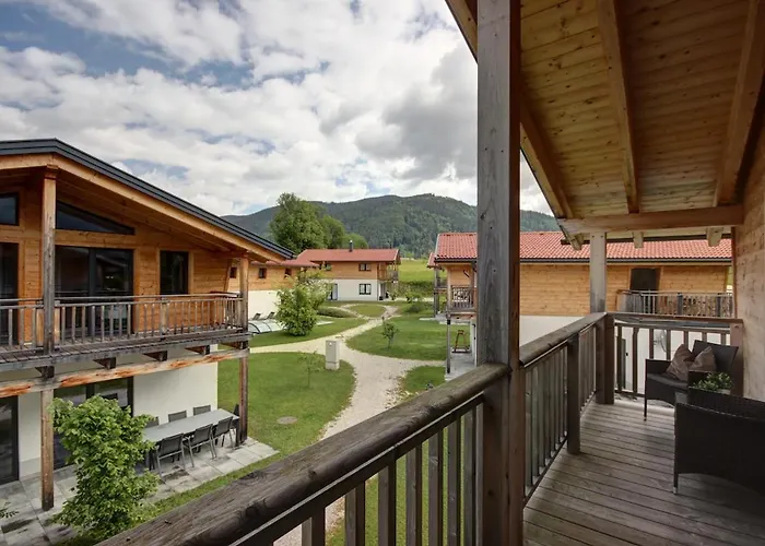 Mit Pool Und Bergblick In *